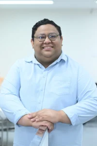 Foto do coordenador do curso de biomedicina Wellington Lima Mota